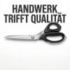 Ein Paar Ackermann ACKERMANN Schere groß (AP-25) mit schwarzen Griffen ist unter dem markanten deutschen Schriftzug „HANDWERK TRIFFT QUALITÄT“ auf weißem Hintergrund abgebildet und unterstreich