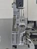 Nahaufnahme des Nadelbereichs einer Gritzner 788 Overlock-Maschine, die zwei eingefädelte Nadeln über dem „Klarsichtfuß für Gritzner 788 Overlock (Original)“ von Gritzner zeigt und die präzis